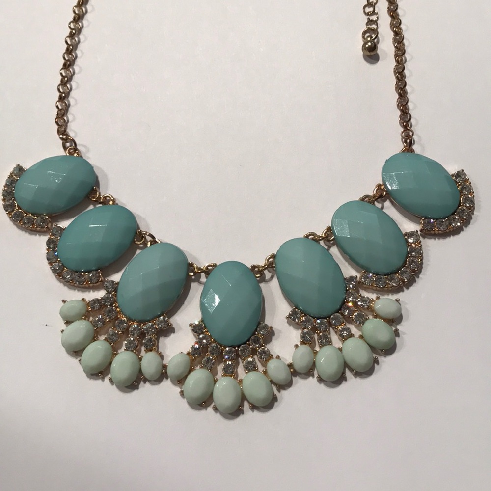 🌺 3 for $15 🌺 Mint and Gold Statement Necklace